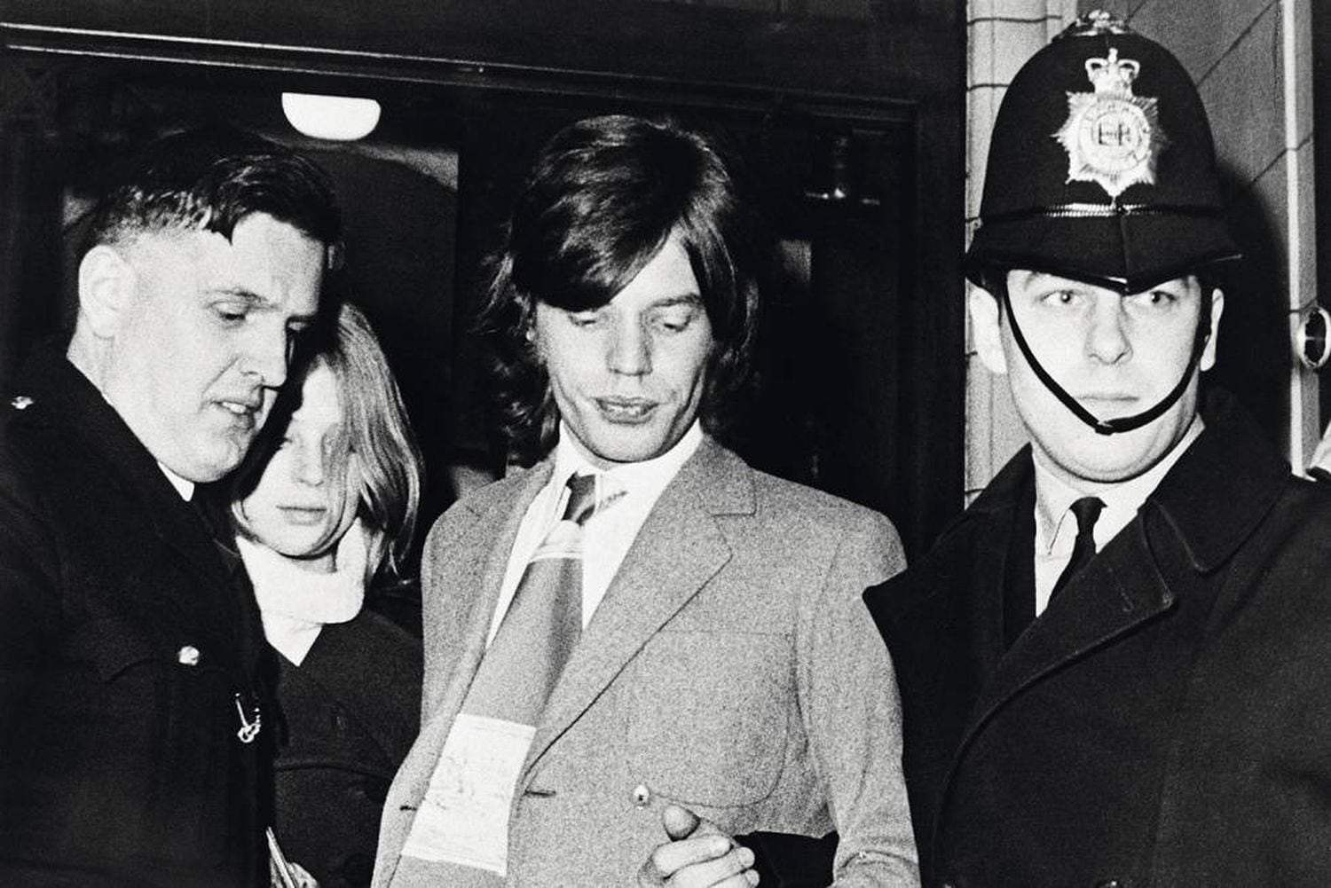 Mick Jagger y su novia de aquella época, la actriz y cantante Marianne Faithfull, en 1969 saliendo de los juzgados de Londres, después de que la policía encontrase droga en casa del músico.