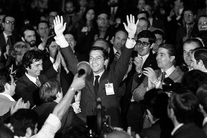 Adolfo Suárez saluda con los brazos en alto a los militantes de UCD tras ser proclamado presidente del partido, en la clausura del I Congreso de la formación, el 21 de octubre de 1978.