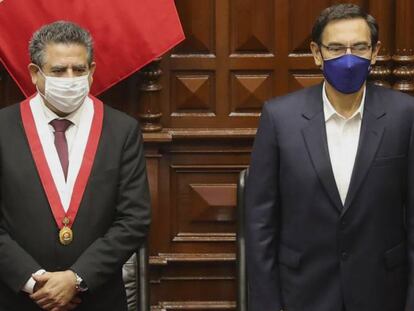 Ell expresidente de Perú, Martín Vizcarra, a la derecha, junto al presidente interino, Manuel Merino.
