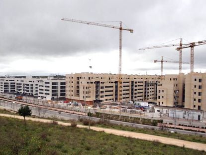 Construcci&oacute;n de viviendas en el barrio de Arroyofresno (Madrid)
