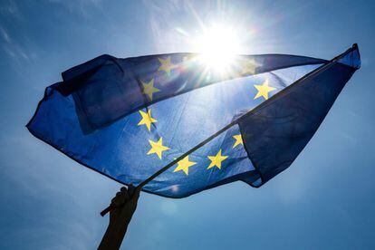 Una bandera de la Unión Europea es agitada durante las manifestaciones sobre el cambio climático en Múnich. 	