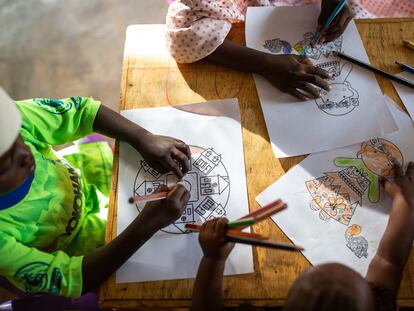 Actividad de apoyo psicosocial para niños realizada por el equipo de MSF en el Hospital General de Maroua, en Camerún. No representa a la niña de la que hablamos en este testimonio.