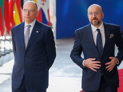 Enrico Letta, ex primer ministro italiano y presidente del Instituto Jacques Delors (izquierda), y Charles Michel, presidente del Consejo Europeo, el jueves 18 en Bruselas.