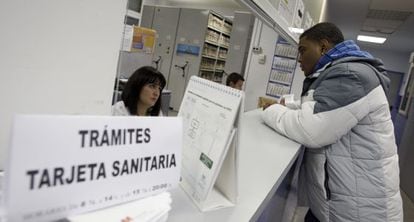 Un inmigrante solicita asistencia sanitaria en Torrej&oacute;n de Ardoz en 2010.