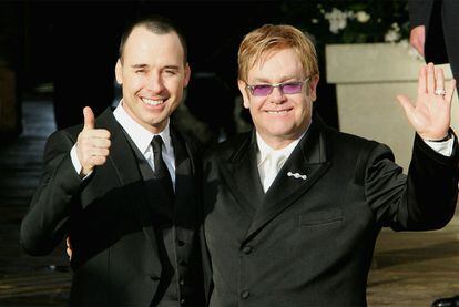 David Furnish y su marido, el cantante británico Elton John.