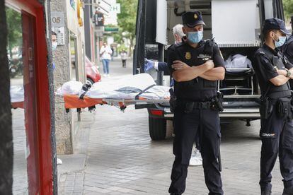 Ocurrió en el 205 de la calle Serrano de Madrid: Fernando González de Castejón y Jordán de Urríes, conde de Atarés, de 53 años, se suicidó ayer tras matar a tiros a su esposa, de 44 años, y a una amiga de esta, de 70.