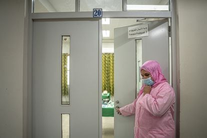 Una estudiante entra en la sala de prácticas de la Escuela de Salud Pública de Nuakchot —la capital y ciudad más poblada de Mauritania—, donde se capacita sobre salud materna, neonatal e infantil, y salud sexual y reproductiva. Cada vez son más las mujeres que acceden a esta formación. 