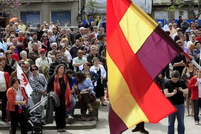 Aspecto de la concentración en apoyo al magistrado de la Audiencia Nacional Baltasar Garzón celebrada en la plaza de Armas de Ferrol (A Coruña), convocada por los sindicatos CCOO Y UGT