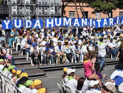 Voluntarios que colaboran en la llegada de ayuda humanitaria a Venezuela, el pasado sábado.