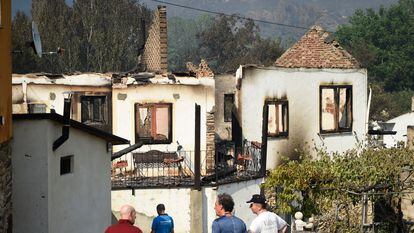 Casas quemadas cerca de O Barco de Valdeorras (Ourense) el pasado 19 de julio.
