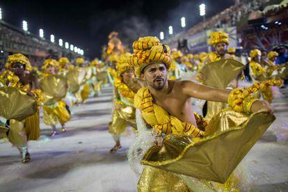 La escuela Paraiso do Tuiuti durante su desfile en el sambódromo de Río de Janeiro (Brasil), el 12 de febrero de 2018. 