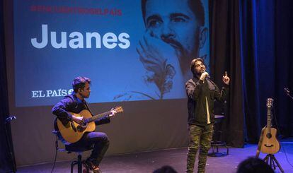Juanes canta durante el encuentro con lectores de EL PAÍS.