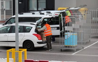Trabajadores de Amazon cargan paquetes en coches particulares en la nave de la compañía en Vicálvaro, en el este de Madrid.