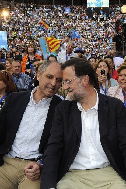 Francisco Camps hace un comentario a Rajoy durante el mitin en la plaza de toros de Valencia.