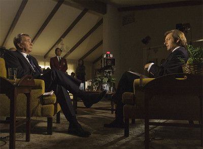 Michael Sheen (derecha), que interpreta a David Frost, entrevista al Richard Nixon, encarnado por Frank Langella, en <i>El desafío. Frost contra Nixon.</i>
