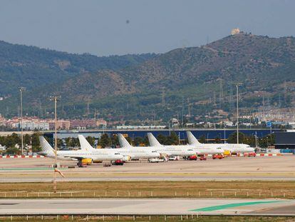 Vista de varios aviones de la compañía Vueling, en el aeropuerto de Barcelona-El Prat. 