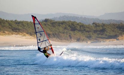 Windsurf en una de las playas de la Costa Verde, al norte de Portugal.