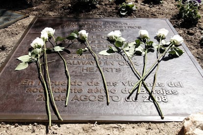 A floral tribute left at a plaque in the gardens of Terminal 2, at Barajas airport, on the occasion of the fifth anniversary of the accident.