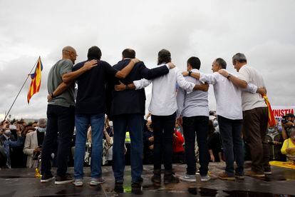 Los siete líderes políticos que estaban recluidos en Lledoners, en un acto a las puertas del penal, el 23 de junio de 2021.