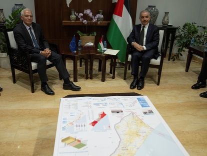 Josep Borrell (izquierda) y el primer ministro palestino, Mohamed Shtaye, durante su reunión este viernes en Ramala.