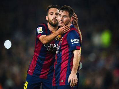 Jordi Alba felicita a Messi tras superar el r&eacute;cord de Zarra.
