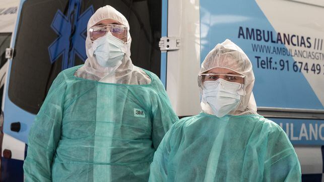 Eduardo Aragonés y Agnes Lipska, gestores de ambulancias Transamed, el domingo en su nave de Las Navas del Marqués (Ávila).