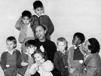 Joséphine Baker y su marido, Joe Bouillon, posan con siete de sus 12 hijos adoptados. Jean-Claude es el primero desde la izquierda.