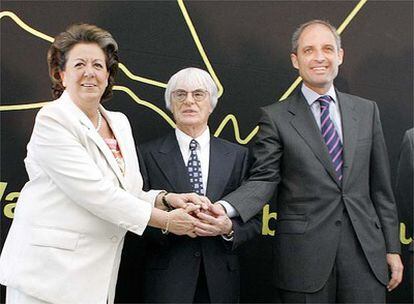 Bernie Ecclestone, en el centro, junto a Rita Barberá y Francisco Camps