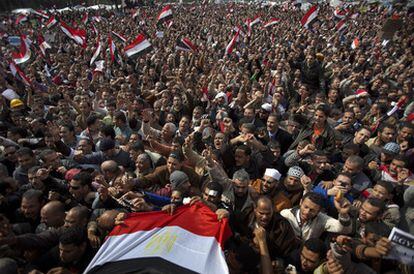 Manifestantes anti-Mubarak, en la plaza de la Liberación de Egipto.