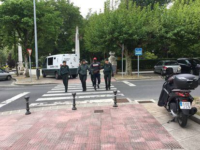 Ibrahima N. llega al juicio escoltado por la Guardia Civil.