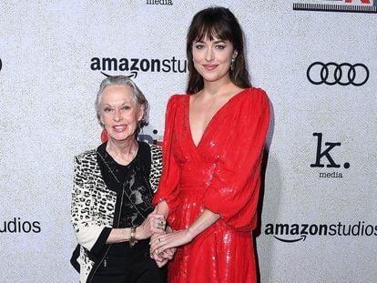 Dakota Johson, a la derecha, junto a su abuela, la actriz Tippi Hedren, en 2018.