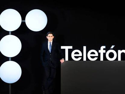 José María Álvarez-Pallete presenta en la junta el nuevo logo de Telefónica.