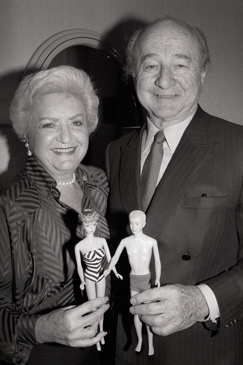 Ruth y Elliott Handler, fundadores de Mattel, con una Barbie y un Ken.