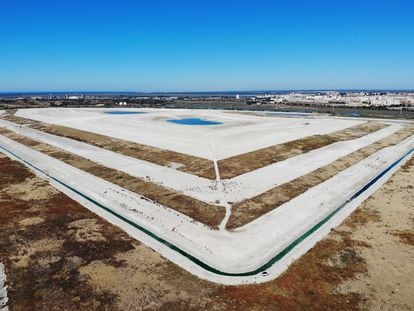 Vista aérea de los depósitos de fosfoyesos de la empresa Fertiberia, en Huelva.