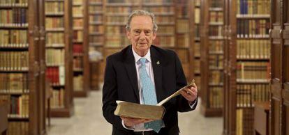 José Manuel Blecua, con el 'Diccionario de autoridades', publicado en el siglo XVIII, en la biblioteca de la RAE.