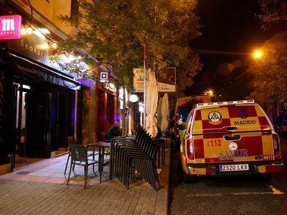 El bar Baraka’s, en la calle de Ferraz, en Madrid, cortada por una manifestación contra la amnistía, el lunes.