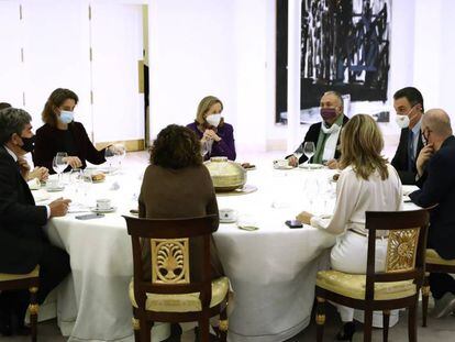 El presidente del Gobierno, Pedro Sánchez (c), acompañado de otros miembros del Ejecutivo, recibe a los secretarios generales de UGT, Pepe Álvarez, y de CCOO, Unai Sordo, en noviembre