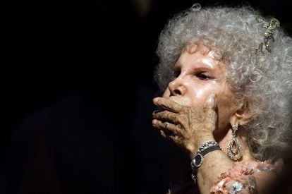 Cayetana, duquesa de Alba, lanza un beso al aire, durante su boda con su tercer marido, Alfonso Díez, el 5 de octubre de 2011. 