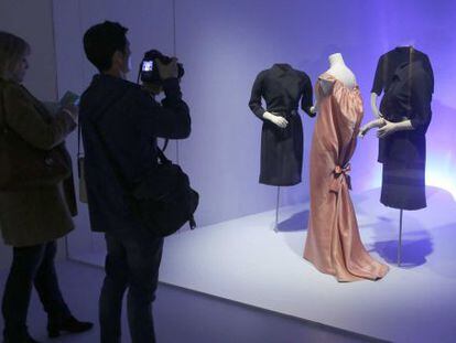 Algunos de los trajes expuestos en la muestra &#039;Balenciaga. La experiencia del lujo&#039;.