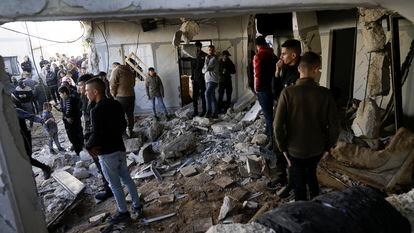 Palestinos observan los destrozos causados por el ejército israelí en una operación realizada esta mañana en el campo de refugiados de Yenín, en el territorio ocupado de Cisjordania.