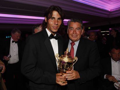 Rafa Nadal, con Manolo Santana tras la victoria del tenista balear en Wimbledon en 2008.