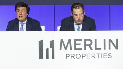 Ismael Clemente, consejero delegado de Merlin (izquierda), y Javier García Carranza, presidente, durante la junta de accionistas de 2023.