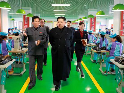 Kim Jong un visita una factor&iacute;a. 