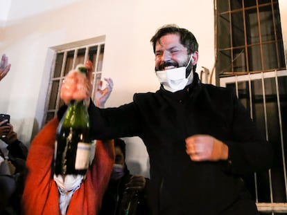 El candidato presidencial de la izquierda chilena, Gabriel Boric, celebra su victoria en las primarias de este domingo, en Santiago.