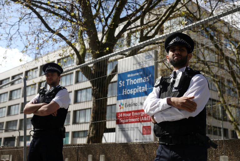 Dos policías vigilan el hospital en el que estaba ingresado Boris Johnson, el pasado lunes en Londres.