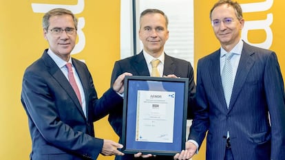 Ignacio Madridejos, consejero delegado de Ferrovial; Rafael García Meiro, consejero delegado de Aenor, y Santiago Ortiz Vaamonde, secretario general de Ferrovial, durante el acto de entrega de la certificación de buen gobierno a Ferrovial.