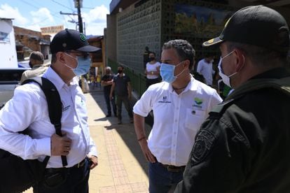 El gobernador de Antioquia Anibal Gaviria, (centro) llega a Betania donde fueron masacrados ocho recolectores de café.
