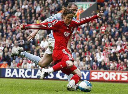 Fernando Torres dispara a portería ante el acoso de un rivak del City.