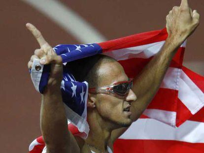 Wariner, con una bandera estadounidense tras su triunfo.