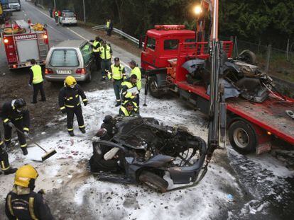 Los restos de un coche accidentado este martes en Tomi&ntilde;o (Pontevedra), donde un hombre de 33 a&ntilde;os perdi&oacute; la vida.